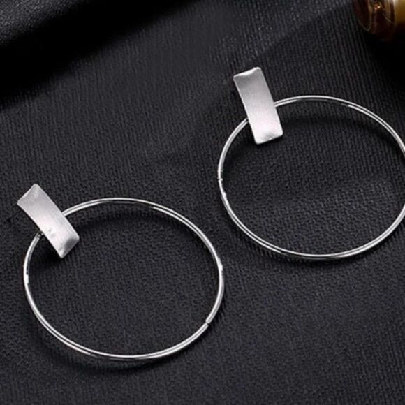 SILVER ROUND HOOP GEOMETRIC EARRINGS - Picture 3 of 3